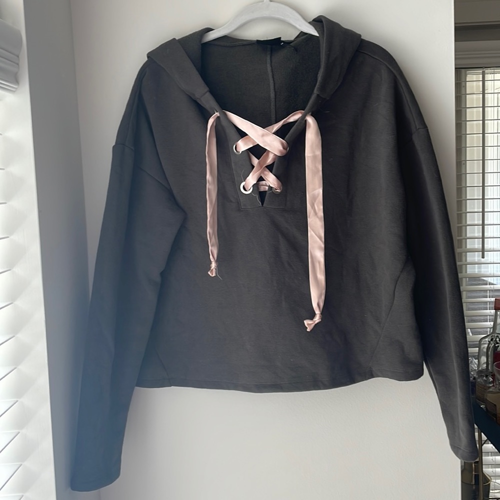 URBAN OUTFITTERS cropped gray sweatshirt